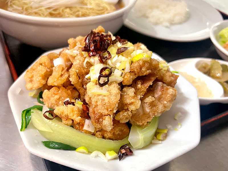 揚若鶏のピリ辛ソースかけ青梗菜そえ-炸鶏麺