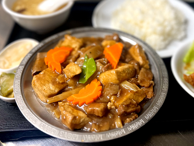 豆腐と豚肉・椎茸・竹の子・人参等のとろみ醤油風味